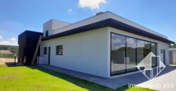 Excelente Casa de esquina no Condomínio Village Ipanema 2