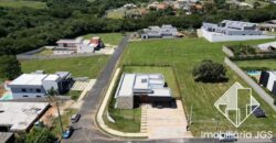 Excelente Casa de esquina no Condomínio Village Ipanema 2