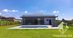 Excelente Casa de esquina no Condomínio Village Ipanema 2