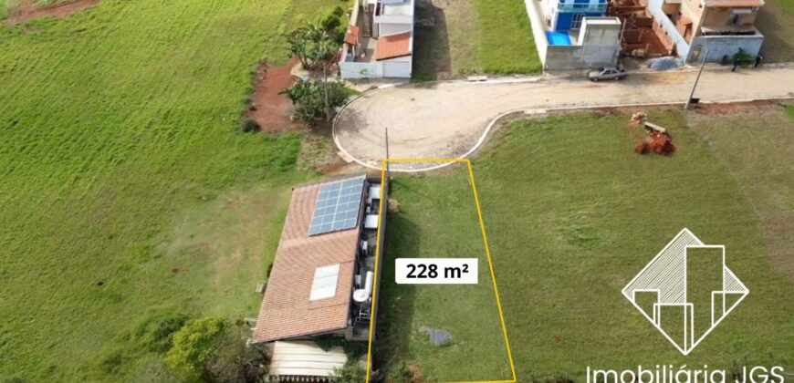 Oportunidade de Lote de 228 metros em Condomínio Fechado