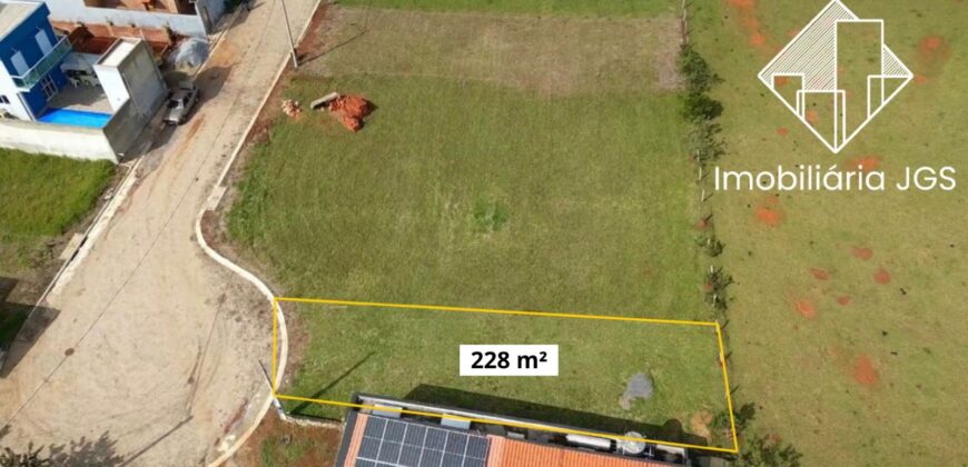 Oportunidade de Lote de 228 metros em Condomínio Fechado