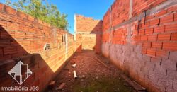Casa em fase de construção no bairro Jundiaquara